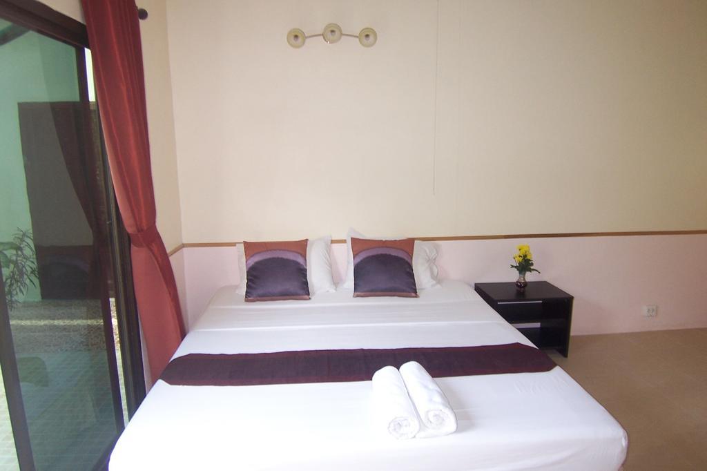 Phuket Airport Overnight Hotel Nai Yang Beach Chambre photo
