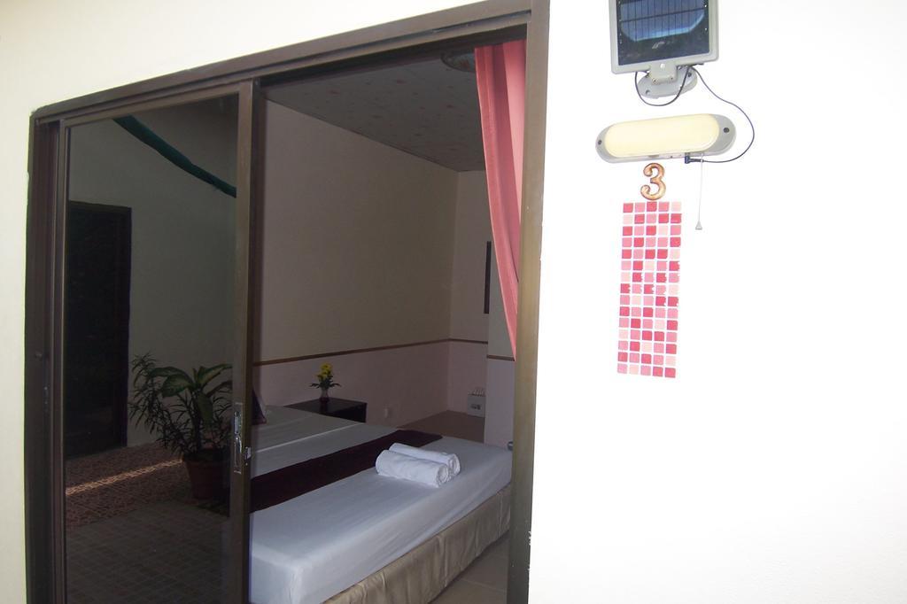 Phuket Airport Overnight Hotel Nai Yang Beach Chambre photo