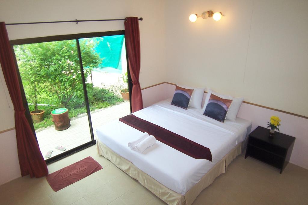 Phuket Airport Overnight Hotel Nai Yang Beach Chambre photo
