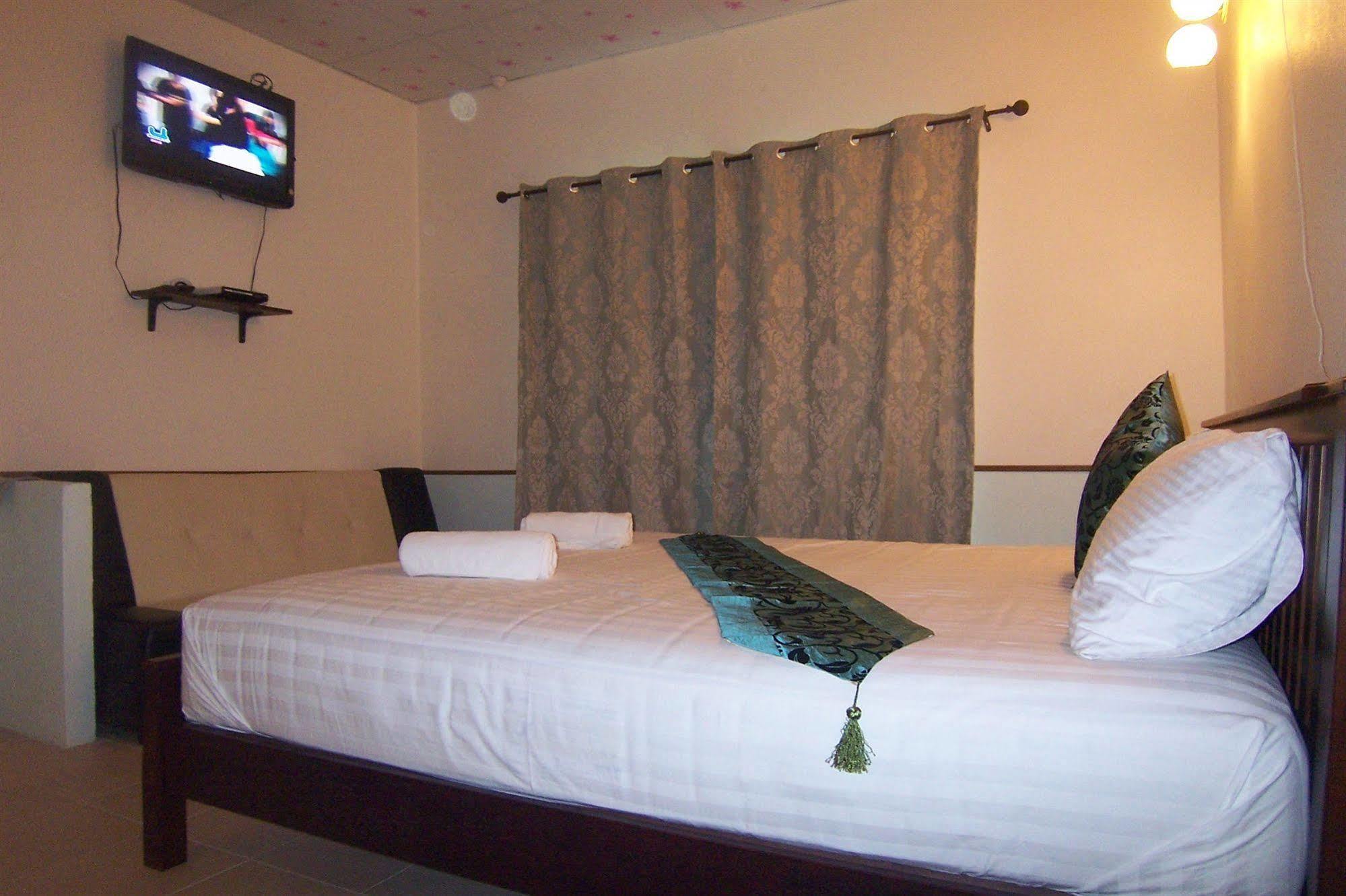 Phuket Airport Overnight Hotel Nai Yang Beach Extérieur photo