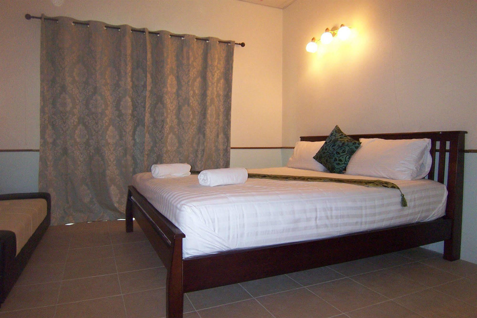 Phuket Airport Overnight Hotel Nai Yang Beach Extérieur photo